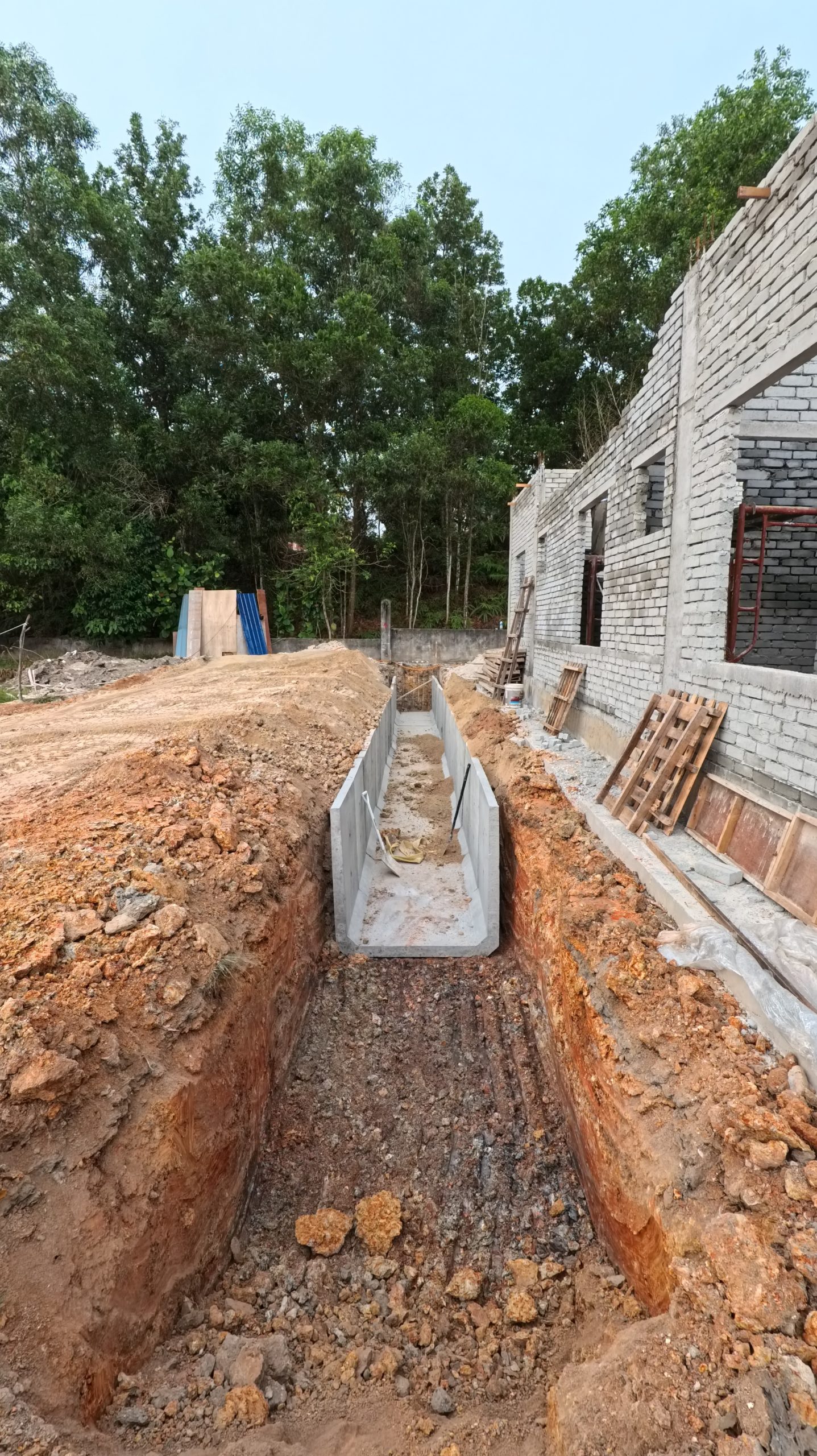 Kerja longkang atau OSD sedang dibina di tapak projek