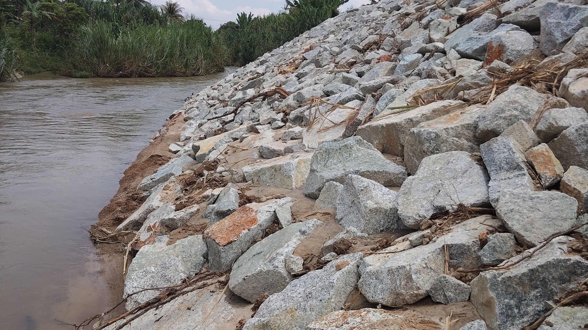 Close up hasil kerja Batu Amrock untuk perlindungan tanah dan tebing