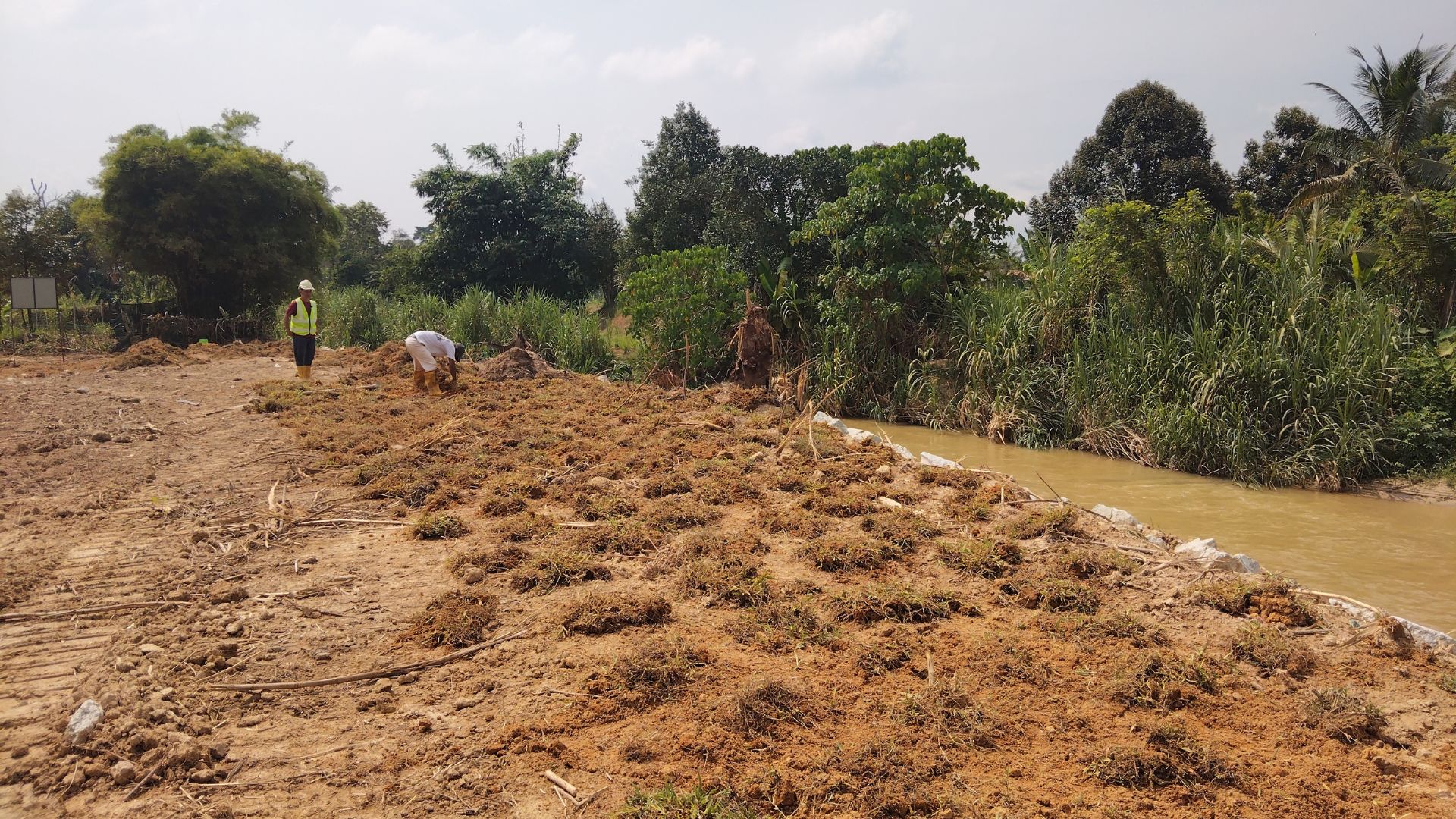 Kerja penyelenggaraan kawasan sebelum kerja Batu Amrock dan kawalan hakisan