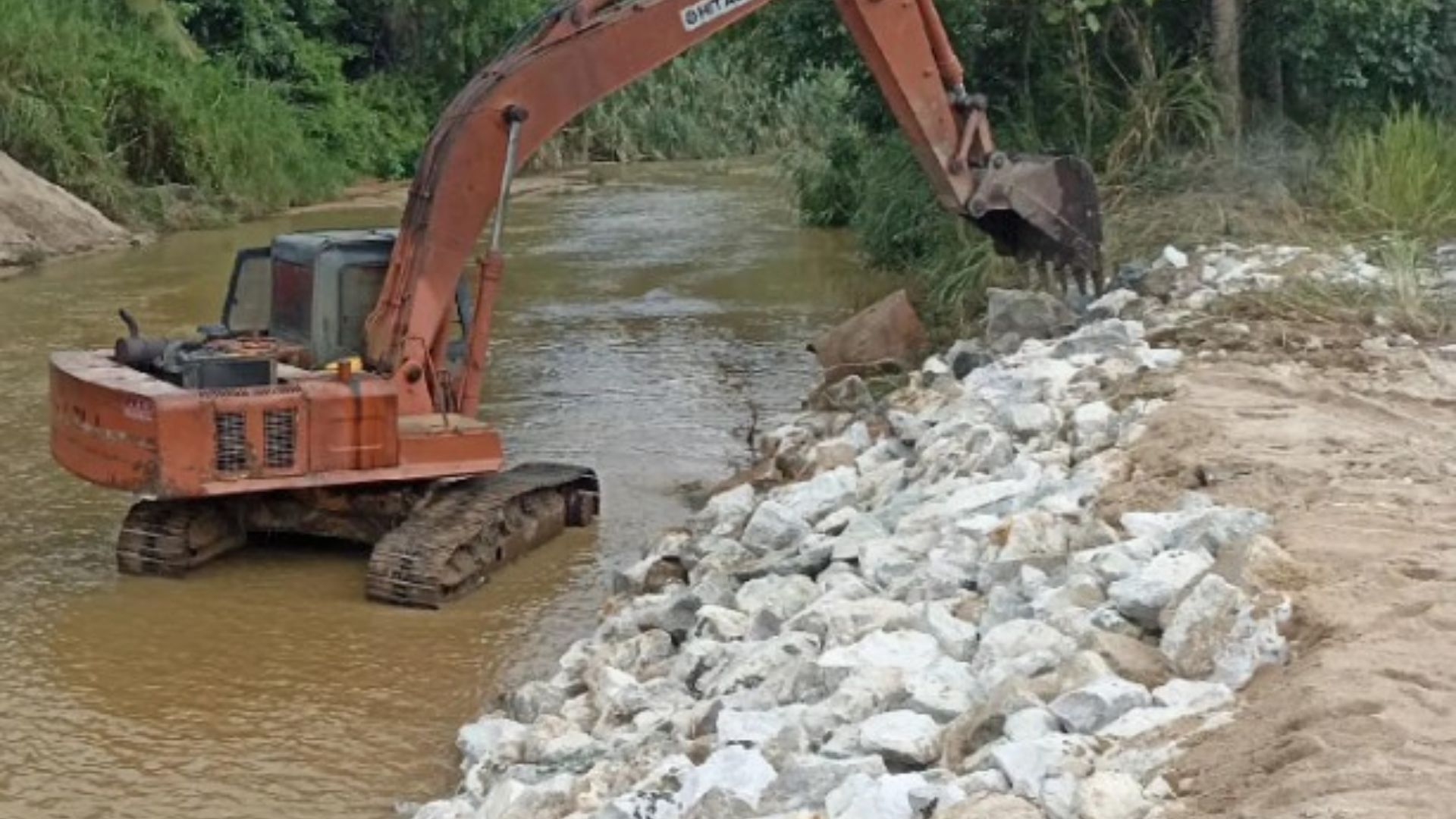 Proses pemasangan Batu Amrock di tapak projek