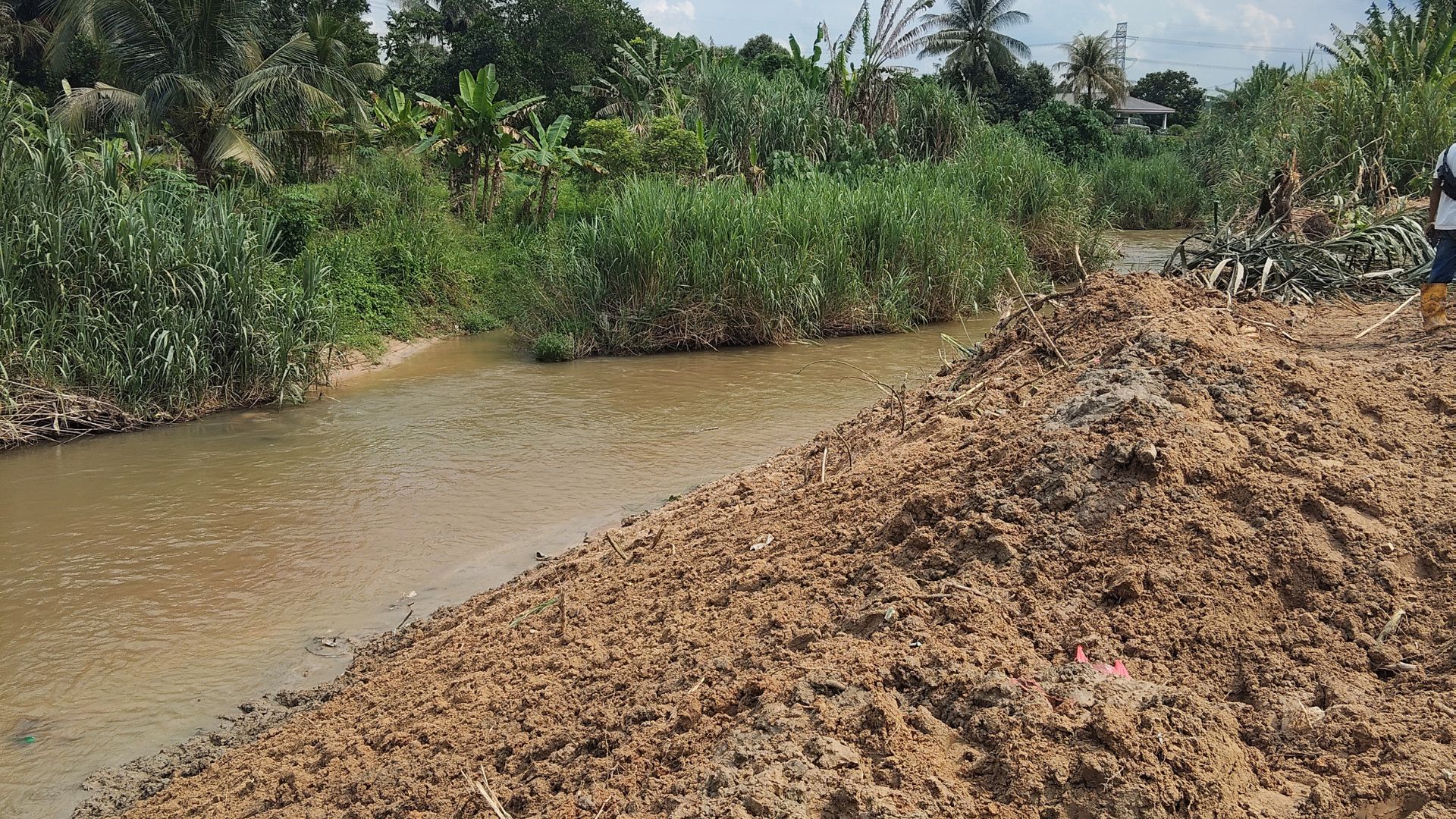 Proses meratakan tanah sebelum menyusun Batu Amrock