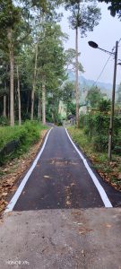 Kerja premix jalan kampung berbukit di Hulu Langat